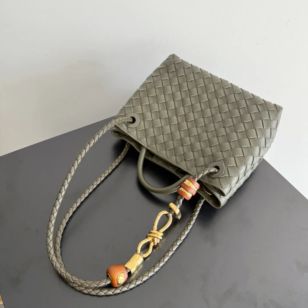 The new Andiamo batch of 3060 BV is shipped‼ ️The classic intercciato weaving process is used to create a soft bag, the metal knot is made of micro-cast aluminum using jewelry technology🪢, and the decorative beads are made of metal and hand-polished oak, allowing you to jump repeatedly between elegance and fun💃, making it unpredictable. Classic and versatile, it shows off your temperament, and the bag has a large capacity, making it very convenient for daily commuting! It has a variety of carrying methods, the shoulder straps can be adjusted by yourself, the original lambskin feels soft and delicate, and the unisex style breaks gender boundaries and brings a more practical and long-lasting use experience. The Andiamo, which has both elegant and casual styles, perfectly interprets the "fashionable old money style". Style number: 743568+wood hardware Color: dark mustard Size: 25*22*10.5cm